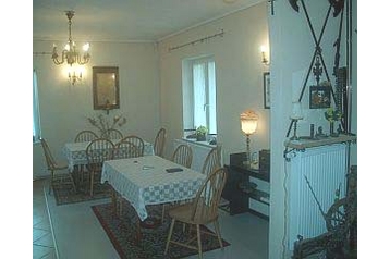 Poland Privát Maróz, Exterior